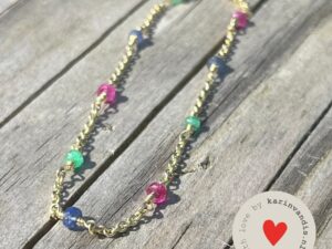 Armbandje met saffier, robijn en smaragd